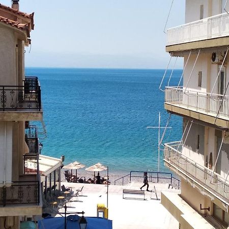Seaview Apartment In Theheart Of Loutraki Exterior photo