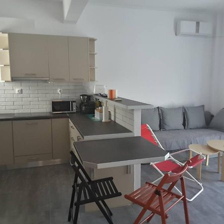 Seaview Apartment In Theheart Of Loutraki Exterior photo
